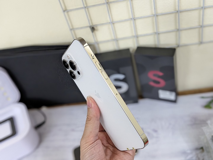 khung viền trên iphone 13 pro max