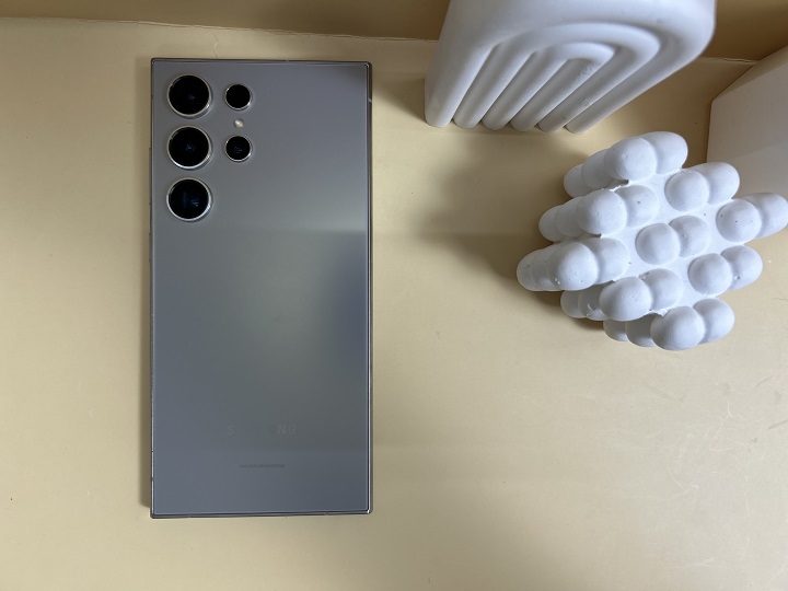 thiết kế lưng trên s24 ultra