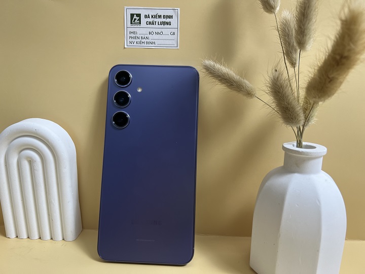 thiết kế mặt lưng trên s24 plus