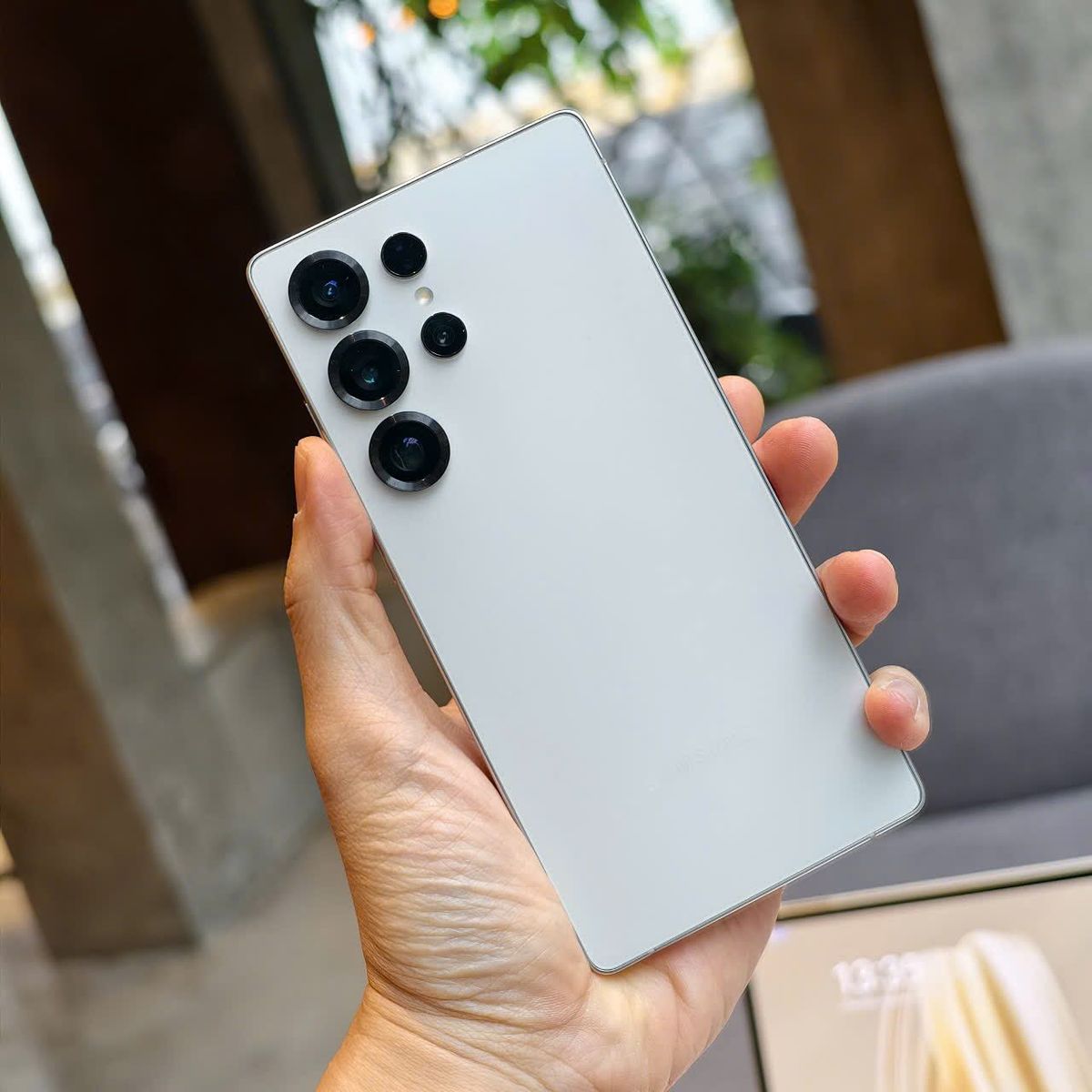 thiết kế mặt lưng trên s25 ultra