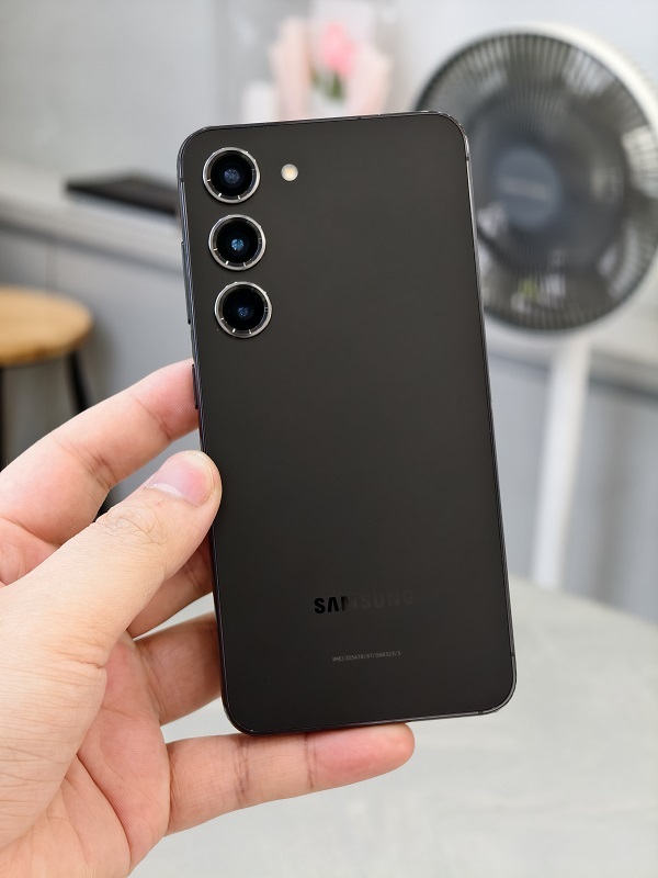 thiết-kế-mặt-lưng-trên-samsung-s23